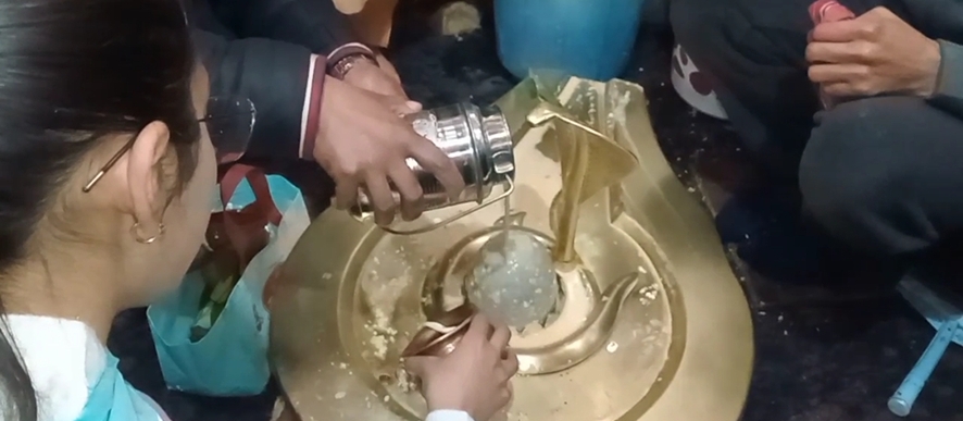 शिवालय में जलाभिषेक शिवालय में जलाभिषेक