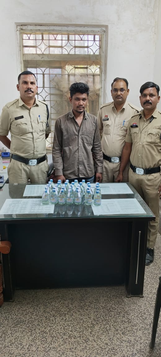 अवैध शराब के साथ युवक गिरफ्तार अवैध शराब के साथ युवक गिरफ्तार