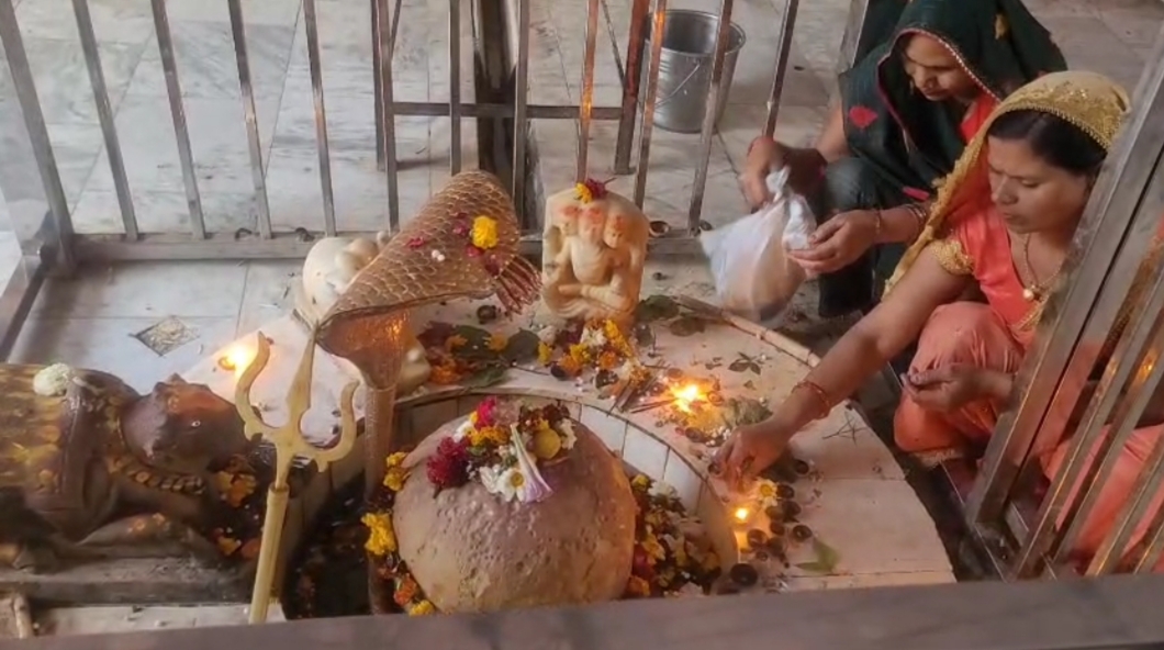 मंदिर में मौजूद शिवलिंग की पूजा करती महिलाएं मंदिर में मौजूद शिवलिंग की पूजा करती महिलाएं