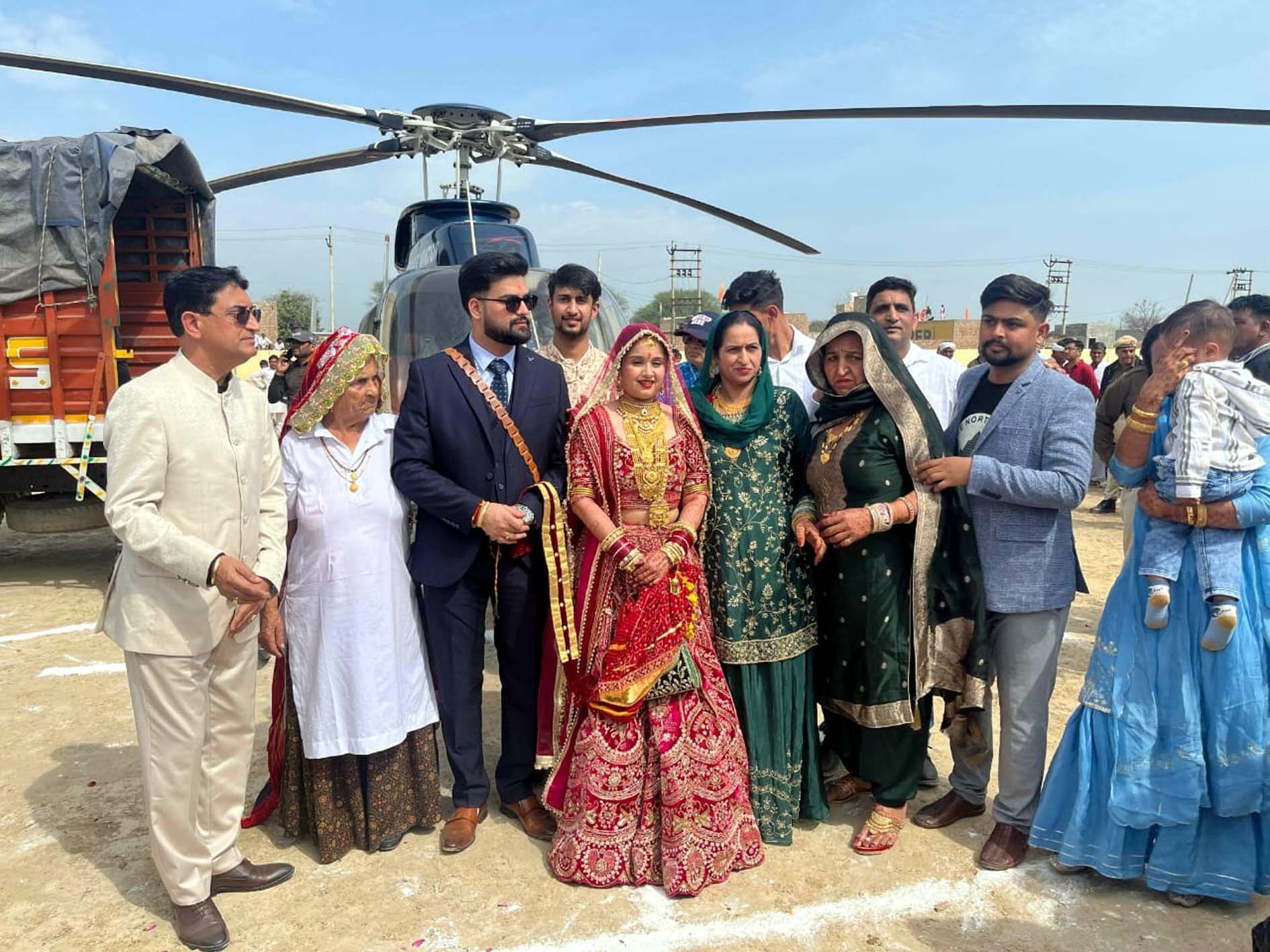 हेलीकॉप्टर पर राजस्थान से दुल्हन लेकर आए दूल्हा का स्वागत करते हुए परिजन। हेलीकॉप्टर पर राजस्थान से दुल्हन लेकर आए दूल्हा का स्वागत करते हुए परिजन।