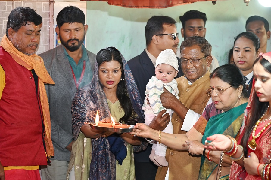 गुवाहाटी के पामोही स्थित भीमाशंकर मंदिर में बुधवार को महाशिवरात्रि के अवसर पर परिवार के साथ पूजा-अर्चना करते राज्यपाल लक्ष्मण प्रसाद आचार्य गुवाहाटी के पामोही स्थित भीमाशंकर मंदिर में बुधवार को महाशिवरात्रि के अवसर पर परिवार के साथ पूजा-अर्चना करते राज्यपाल लक्ष्मण प्रसाद आचार्य