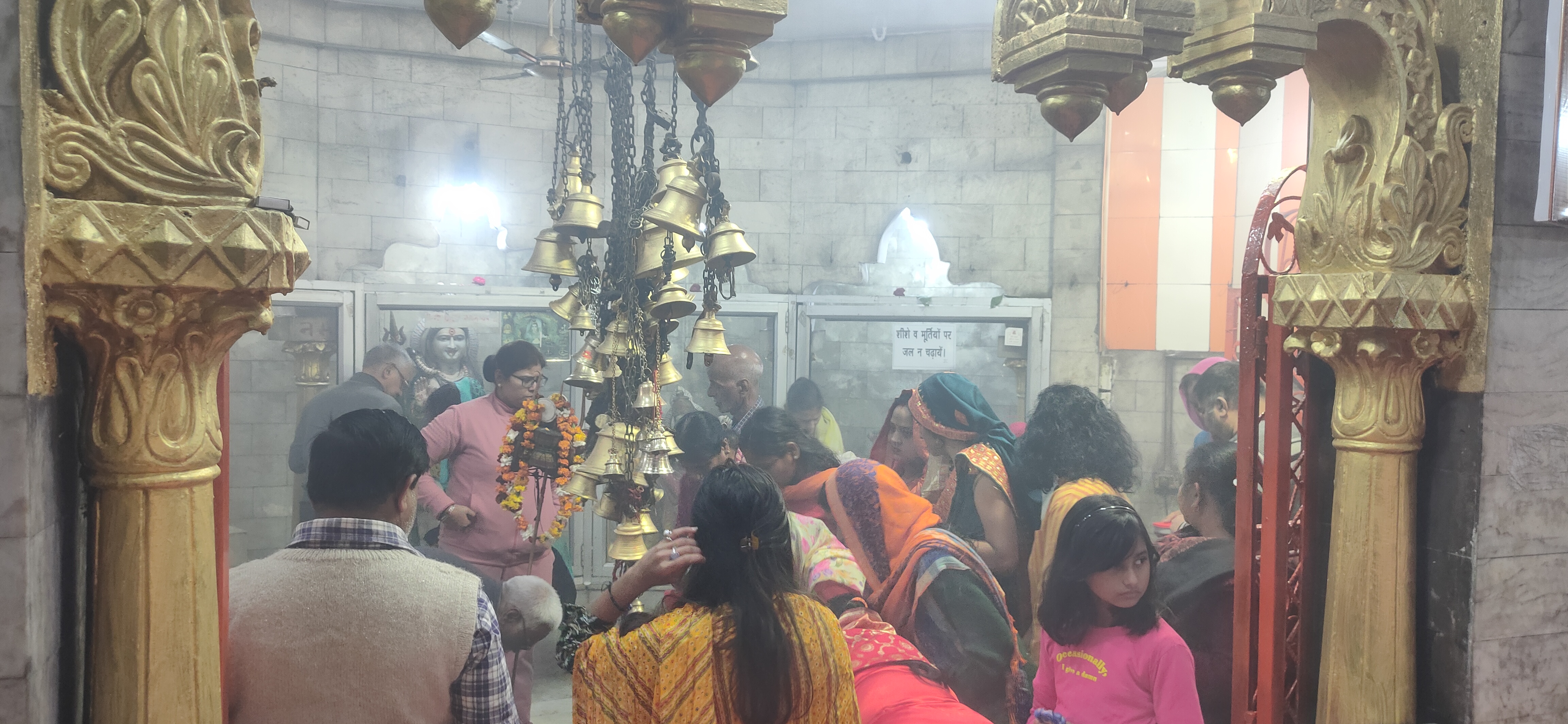 नागफनी स्थित बाबा झारखंडी मंदिर में जलाभिषेक करते श्रद्धालु। नागफनी स्थित बाबा झारखंडी मंदिर में जलाभिषेक करते श्रद्धालु।