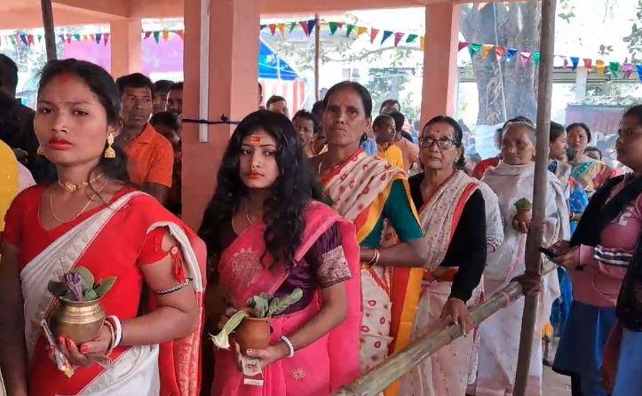जलाभिषेक करने के लिए महिलाएं कतार में खड़ी जलाभिषेक करने के लिए महिलाएं कतार में खड़ी