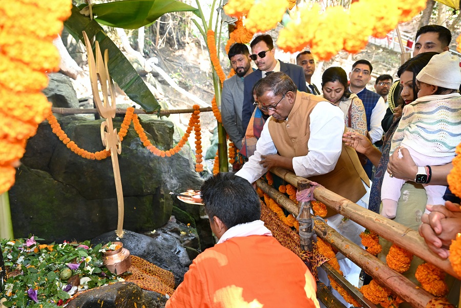 गुवाहाटी के पामोही स्थित भीमाशंकर मंदिर में बुधवार को महाशिवरात्रि के अवसर पर परिवार के साथ पूजा-अर्चना करते राज्यपाल लक्ष्मण प्रसाद आचार्य गुवाहाटी के पामोही स्थित भीमाशंकर मंदिर में बुधवार को महाशिवरात्रि के अवसर पर परिवार के साथ पूजा-अर्चना करते राज्यपाल लक्ष्मण प्रसाद आचार्य