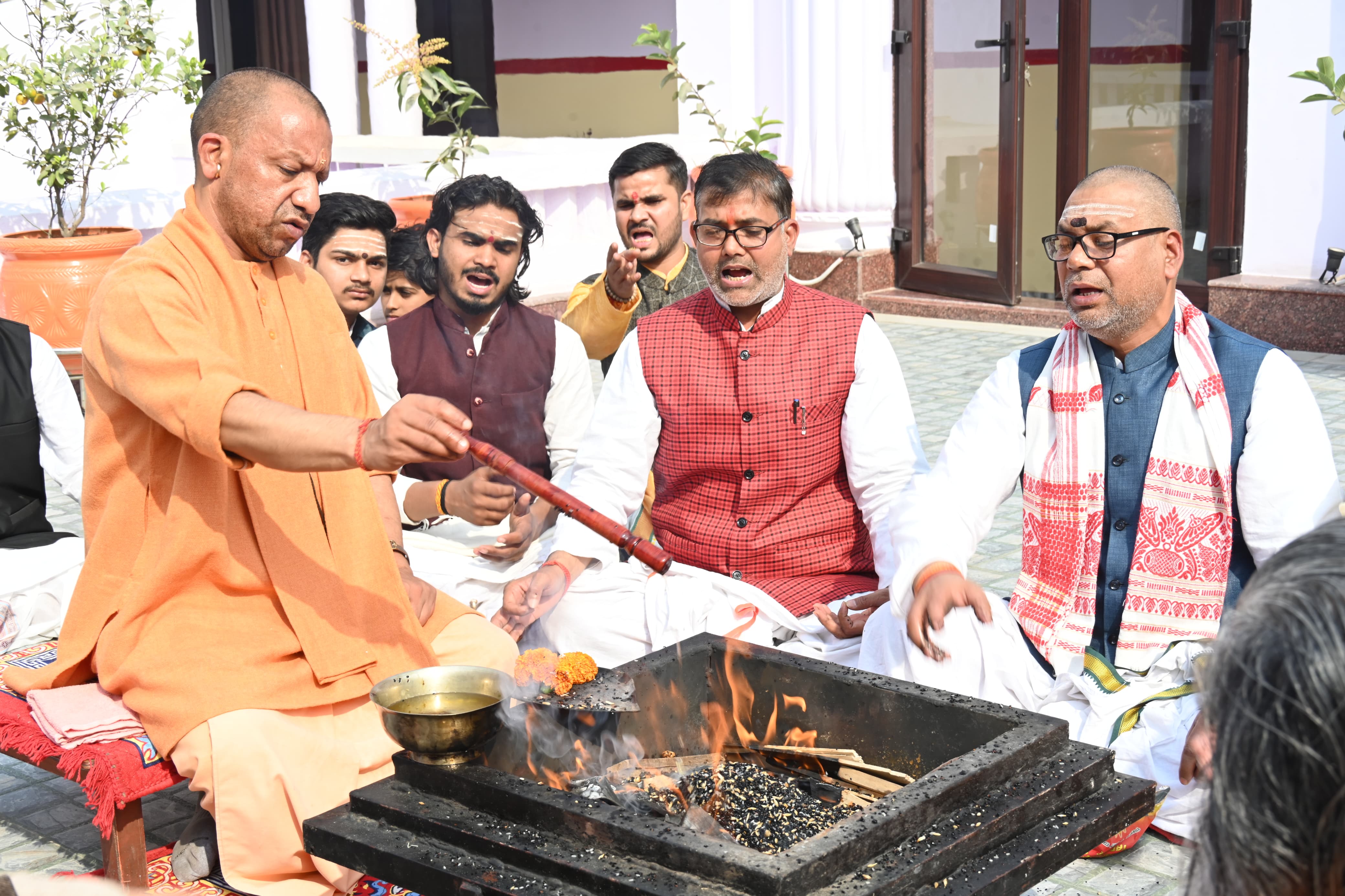 *गोरक्षपीठ के शक्ति मंदिर में हुआ रुद्राभिषेक, हवन के साथ पूर्ण हुआ गोरक्षपीठ में शिवोपासना का अनुष्ठान*