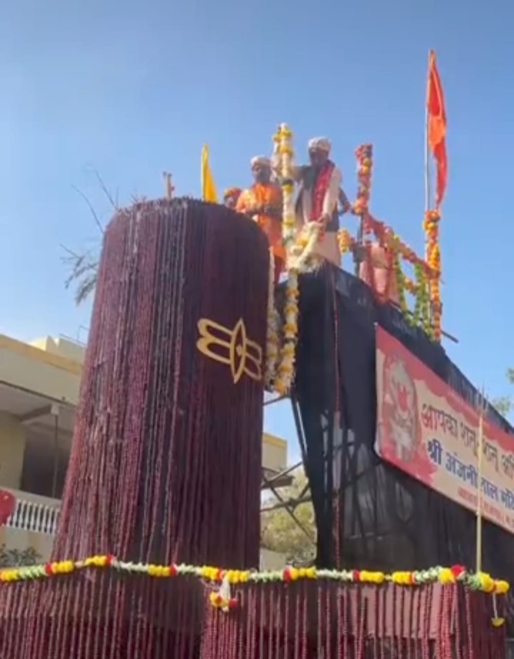 शिवलिंग के दर्शन को उमड़ा जनसैलाब शिवलिंग के दर्शन को उमड़ा जनसैलाब