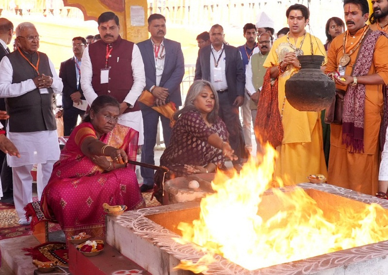 राष्ट्रपति श्रीमती द्रौपदी मुर्मु ने छतरपुर के बागेश्वर धाम के बालाजी मंदिर परिसर में यज्ञ में आहुतियां दी