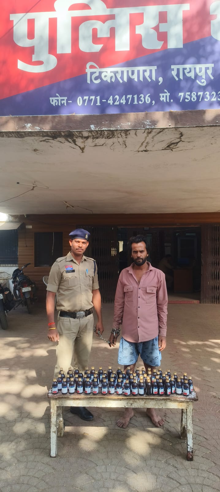 रायपुर : प्रतिबंधित नशीली सिरप के साथ रॉकी गिरफ्तार रायपुर : प्रतिबंधित नशीली सिरप के साथ रॉकी गिरफ्तार