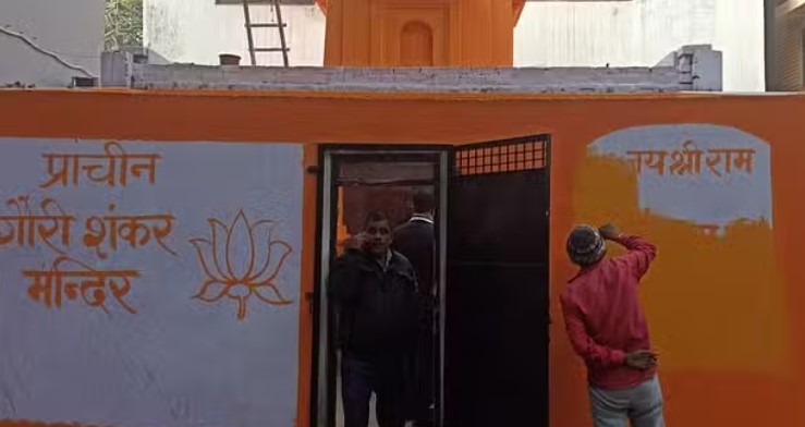 मोहल्ला दौलतबाग में प्राचीन गौरीशंकर मंदिर की रंगाई-पुताई का काम करते मजदूर। मोहल्ला दौलतबाग में प्राचीन गौरीशंकर मंदिर की रंगाई-पुताई का काम करते मजदूर।