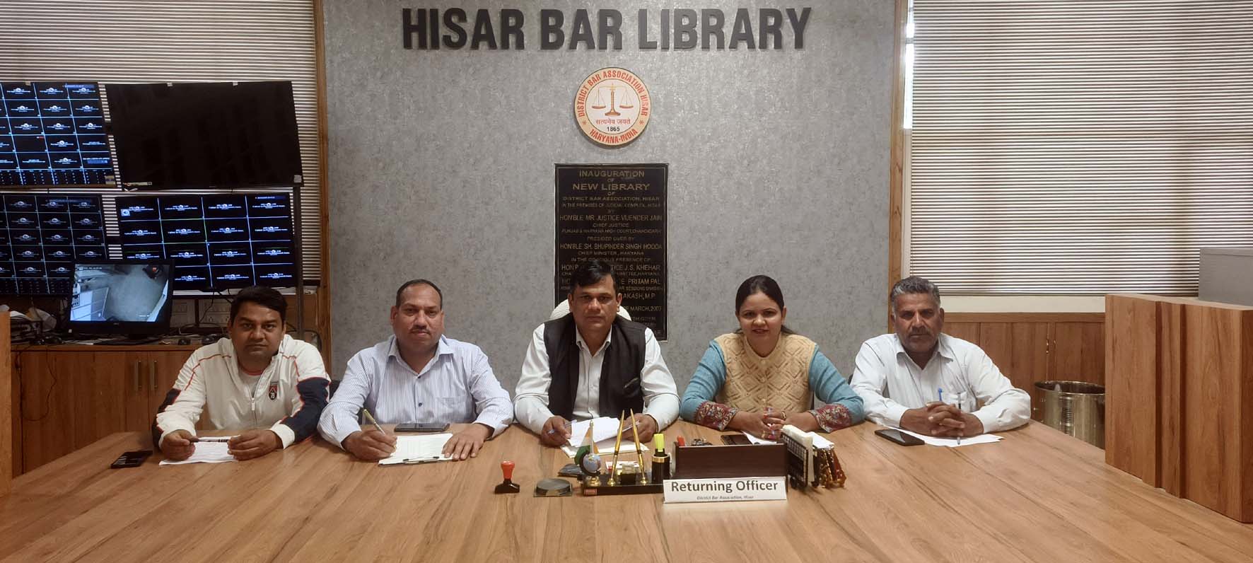 चुनाव बारे बैठक करते चुनाव अधिकारी व सह चुनाव अधिकारी। चुनाव बारे बैठक करते चुनाव अधिकारी व सह चुनाव अधिकारी।