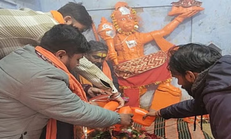 संभल के मोहल्ला खग्गू सराय स्थित प्राचीन शिव मंदिर में बुधवार को महाशिवरात्रि पर जलाभिषेक करते भक्त संभल के मोहल्ला खग्गू सराय स्थित प्राचीन शिव मंदिर में बुधवार को महाशिवरात्रि पर जलाभिषेक करते भक्त