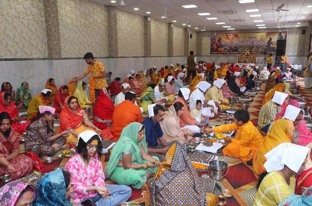 पार्थिव शिवलिंग बनाते भक्त पार्थिव शिवलिंग बनाते भक्त