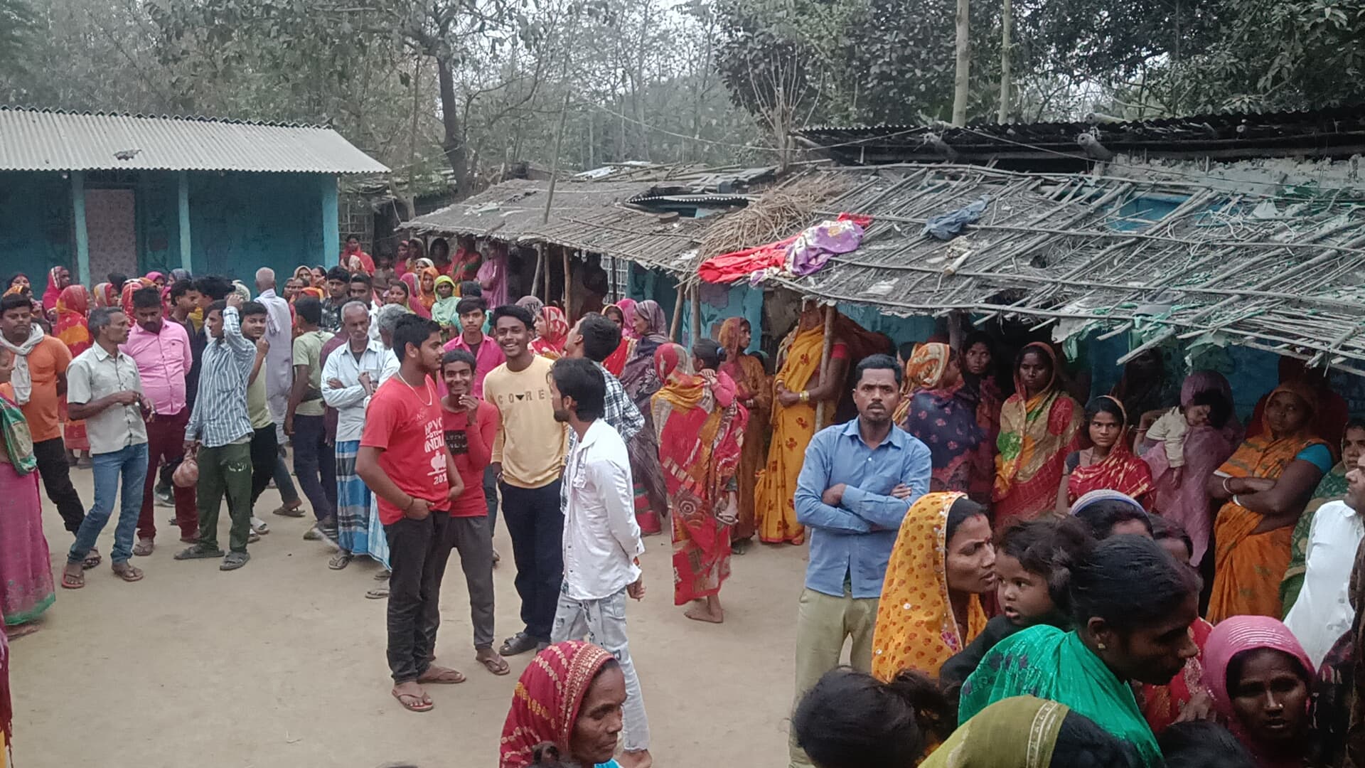 अररिया फोटो:घटना स्थल पर जमा भीड़ अररिया फोटो:घटना स्थल पर जमा भीड़