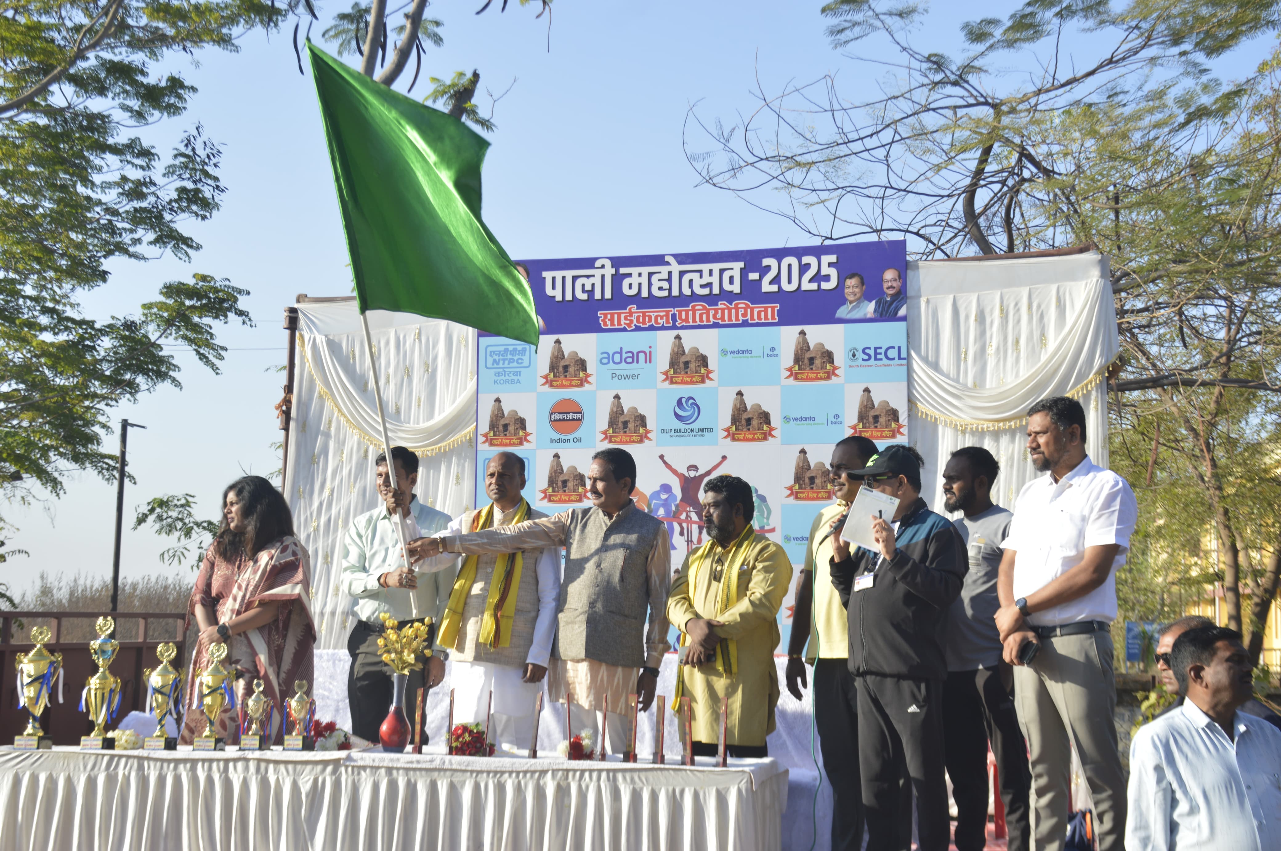 पाली महोत्सव 2025: विधायक तुलेश्वर मरकाम ने हरी झंडी दिखाकर साइकल रेस प्रतियोगिता का किया शुभारंभ