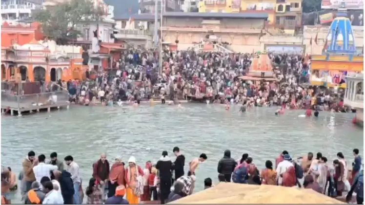 हर की पैड़ी पर श्रद्धालु हर की पैड़ी पर श्रद्धालु