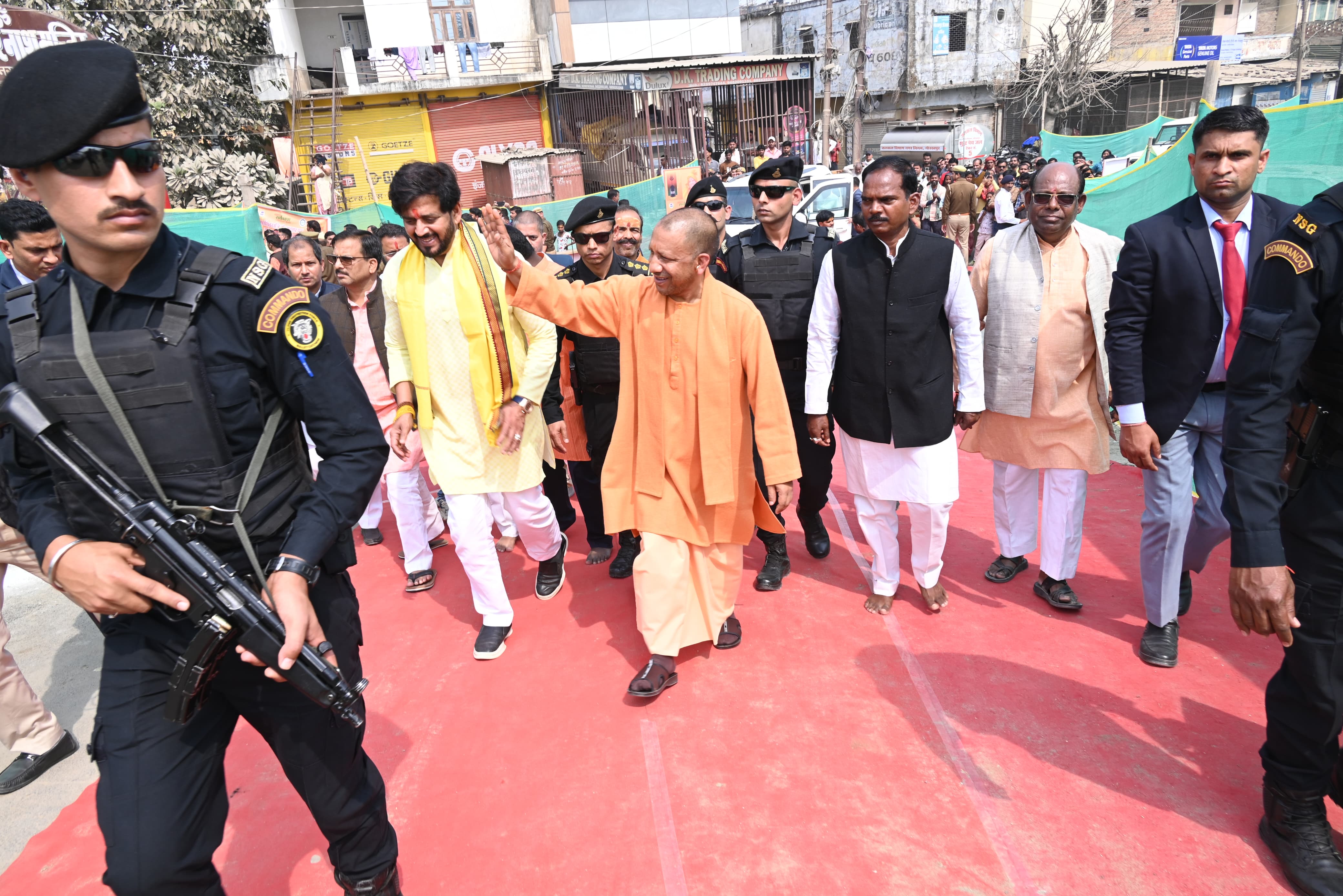 गोरखनाथ मंदिर में गोदुग्ध से भोलेनाथ का रुद्राभिषेक किया मुख्यमंत्री योगी आदित्यनाथ ने* गोरखनाथ मंदिर में गोदुग्ध से भोलेनाथ का रुद्राभिषेक किया मुख्यमंत्री योगी आदित्यनाथ ने*