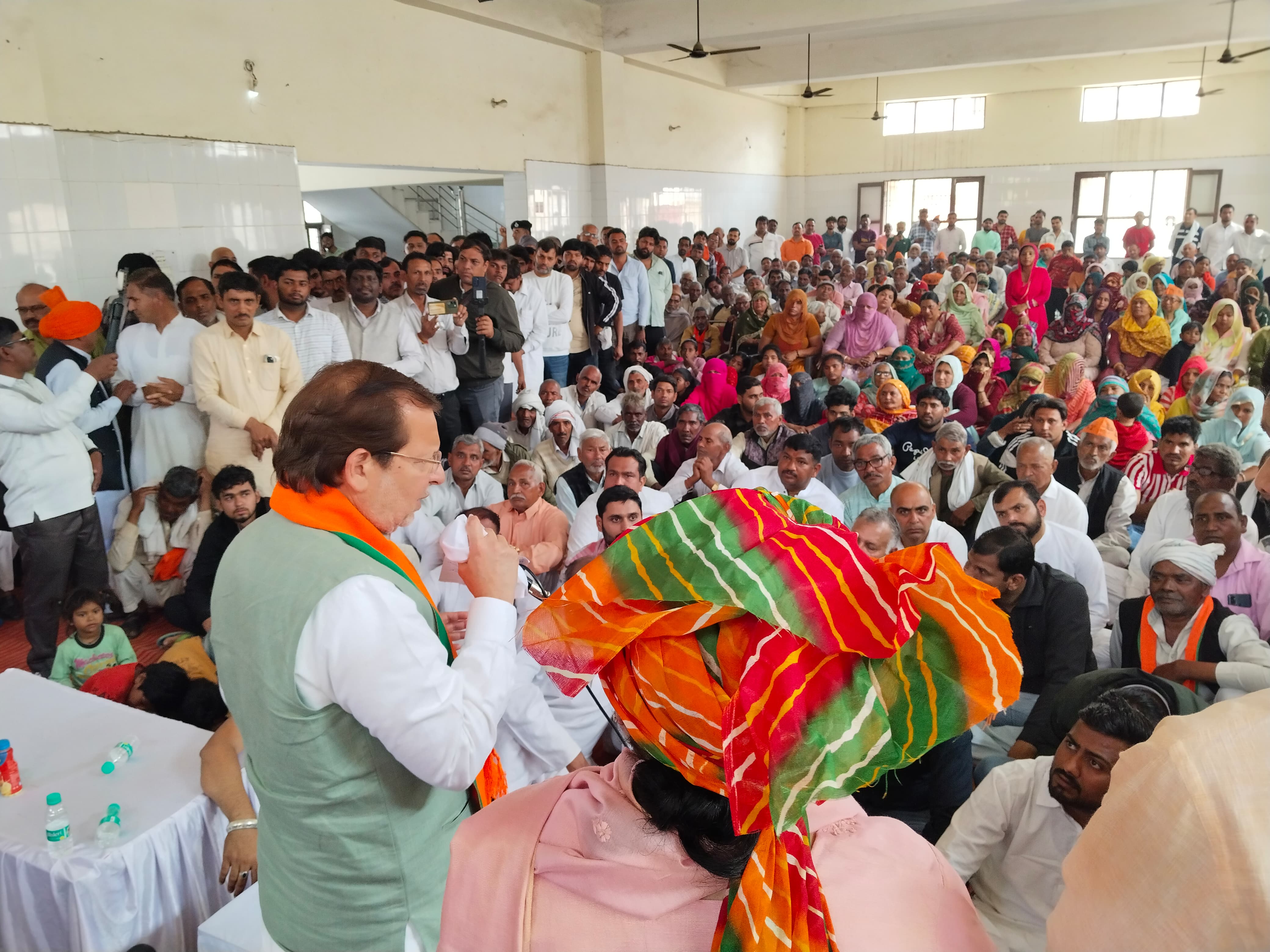 भाजपा मेयर व पार्षदों के पक्ष में जनसभा को संबोधित करते कैबिनेट मंत्री डॉ अरविंद शर्मा। भाजपा मेयर व पार्षदों के पक्ष में जनसभा को संबोधित करते कैबिनेट मंत्री डॉ अरविंद शर्मा।