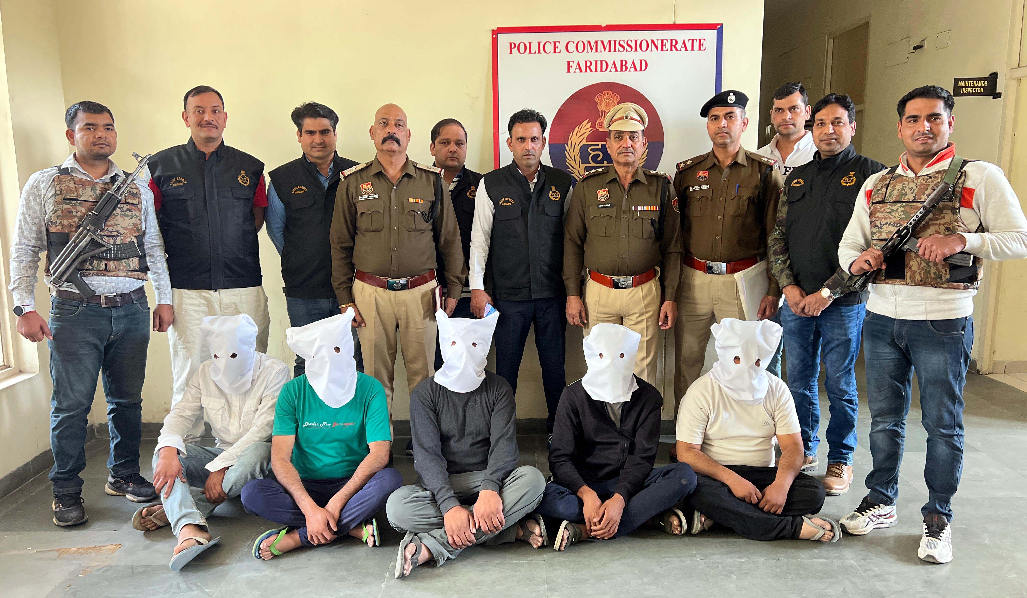 पुलिस की गिरफ्त में आरोपी। पुलिस की गिरफ्त में आरोपी।