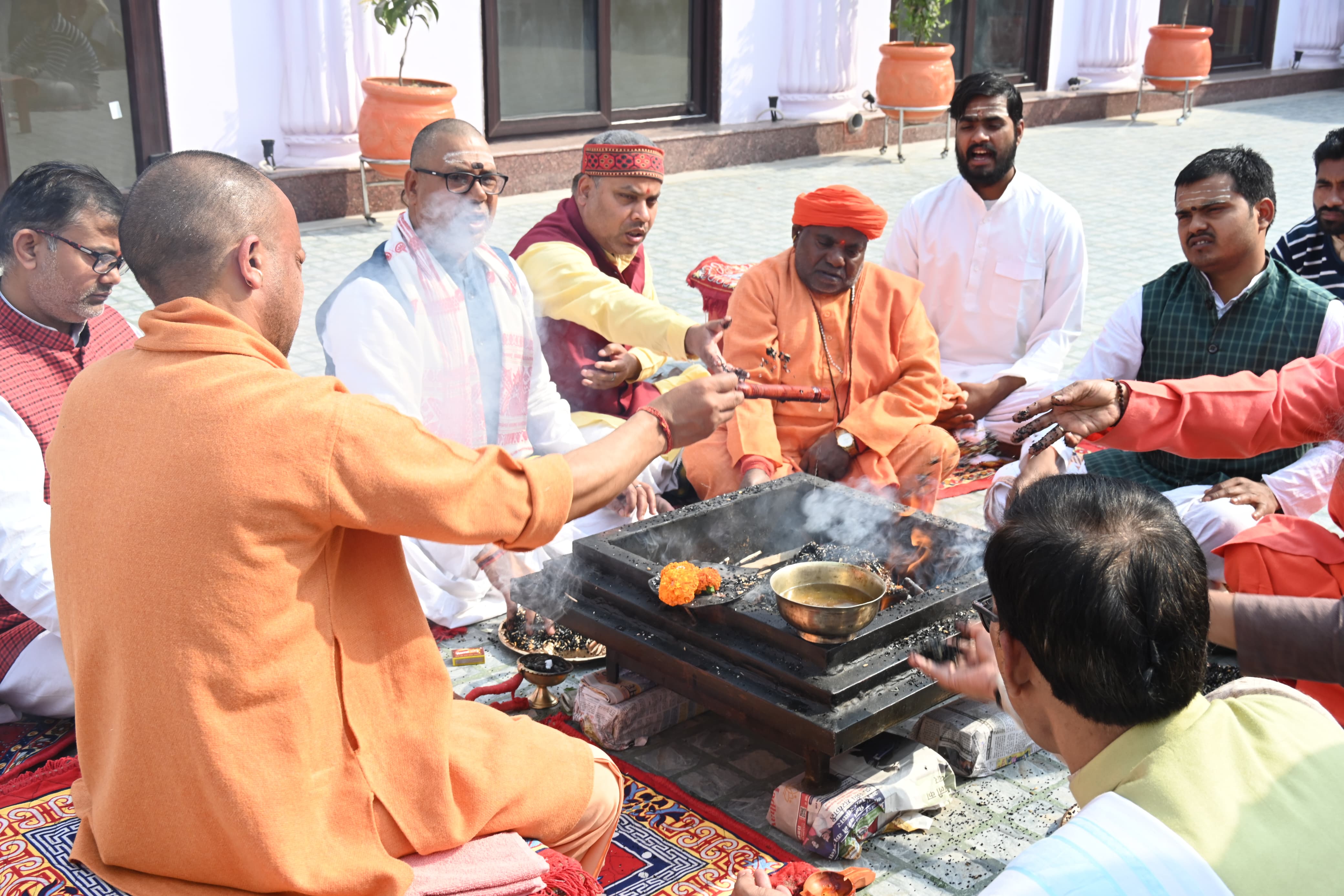 *गोरक्षपीठ के शक्ति मंदिर में हुआ रुद्राभिषेक, हवन के साथ पूर्ण हुआ गोरक्षपीठ में शिवोपासना का अनुष्ठान* *गोरक्षपीठ के शक्ति मंदिर में हुआ रुद्राभिषेक, हवन के साथ पूर्ण हुआ गोरक्षपीठ में शिवोपासना का अनुष्ठान*