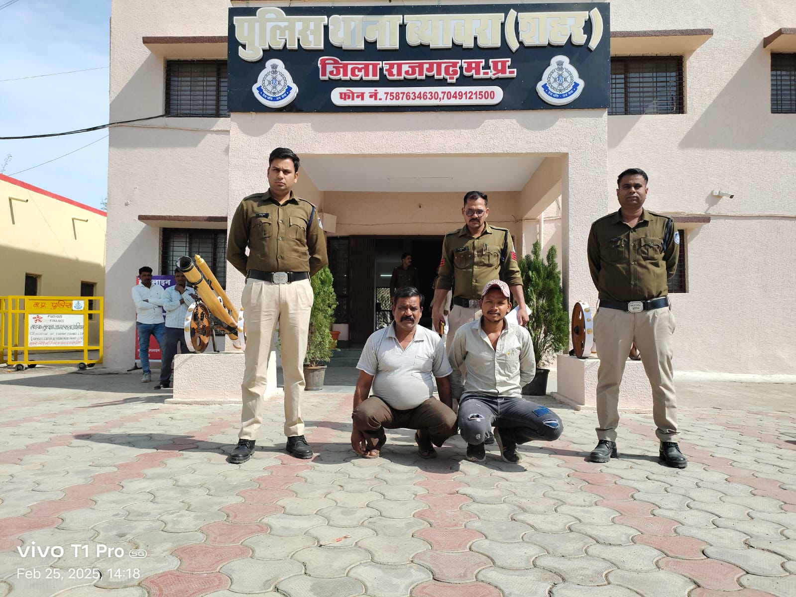 कच्ची शराब के साथ दो युवक गिरफ्तार कच्ची शराब के साथ दो युवक गिरफ्तार
