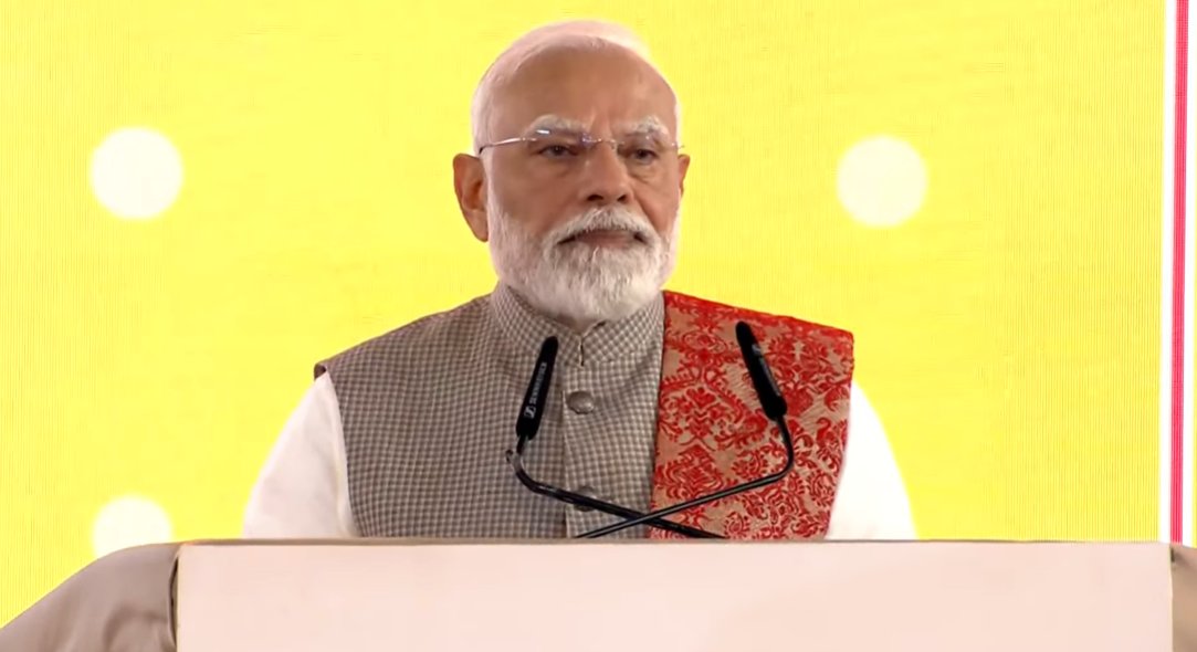 प्रधानमंत्री नरेन्द्र मोदी मंगलवार को गुवाहाटी में शिखर सम्मेलन को संबोधित करते हुए प्रधानमंत्री नरेन्द्र मोदी मंगलवार को गुवाहाटी में शिखर सम्मेलन को संबोधित करते हुए