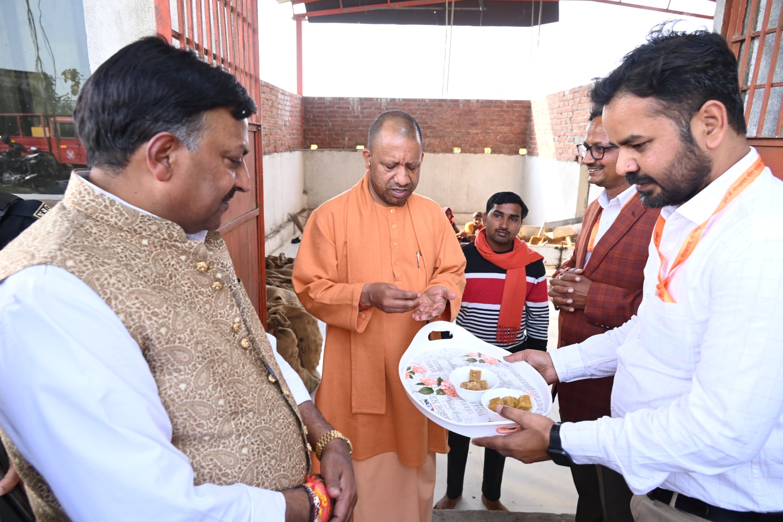 केवीके का निरीक्षण कर मुख्यमंत्री ने चखा ताजा-गर्म गुड़* केवीके का निरीक्षण कर मुख्यमंत्री ने चखा ताजा-गर्म गुड़*