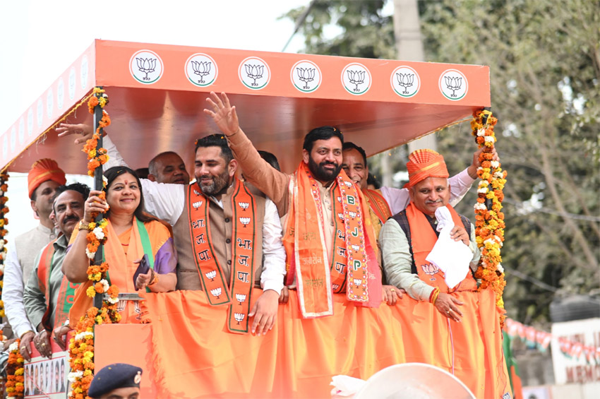 सोनीपत: विजय संकल्प यात्रा के रोड शो में लोगों का अभिवादन स्वीकार करते हुए मुख्यमंत्री नायब सैनी सोनीपत: विजय संकल्प यात्रा के रोड शो में लोगों का अभिवादन स्वीकार करते हुए मुख्यमंत्री नायब सैनी
