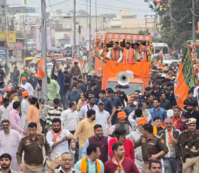 सोनीपत: विजय संकल्प यात्रा के रोड शो में लोगों का अभिवादन स्वीकार करते हुए मुख्यमंत्री नायब सैनी सोनीपत: विजय संकल्प यात्रा के रोड शो में लोगों का अभिवादन स्वीकार करते हुए मुख्यमंत्री नायब सैनी