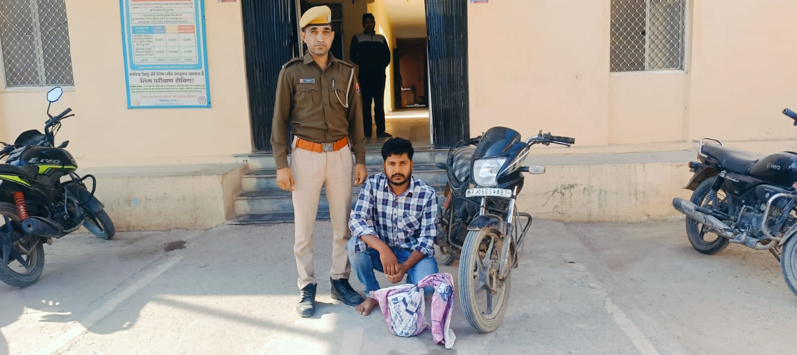 दो किलो अफीम के साथ गिरफ्तार हुआ तस्करी का आरोपित। दो किलो अफीम के साथ गिरफ्तार हुआ तस्करी का आरोपित।