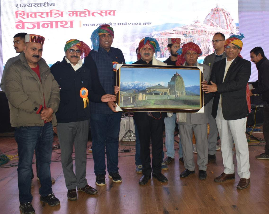 तकनीकी शिक्षा मंत्री को सम्मानित करते हुए। तकनीकी शिक्षा मंत्री को सम्मानित करते हुए।