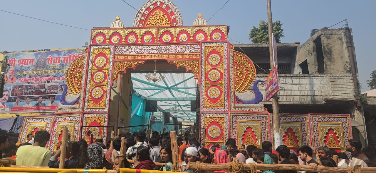 दुधेश्वरनाथ मंदिर के बाहर भक्तों की लाइन दुधेश्वरनाथ मंदिर के बाहर भक्तों की लाइन
