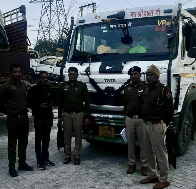 डंपर को सीज करते अधिकारी डंपर को सीज करते अधिकारी