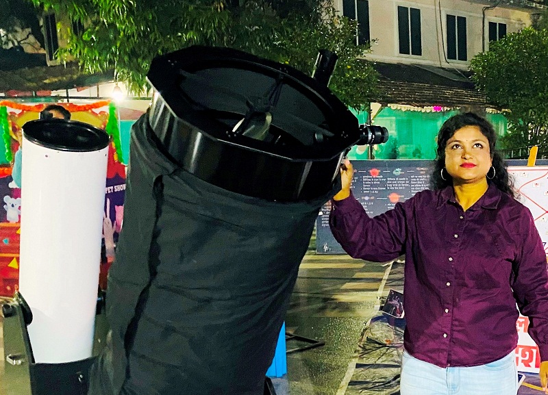 खगोलीय घटना की जानकारी देते हुए विज्ञान प्रसारक सारिका घारू खगोलीय घटना की जानकारी देते हुए विज्ञान प्रसारक सारिका घारू