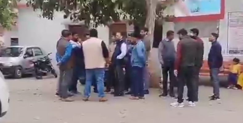 लेखाधिकारी की गिरफ्तारी के बाद कार्यालय के बाहर जमा भीड़ लेखाधिकारी की गिरफ्तारी के बाद कार्यालय के बाहर जमा भीड़