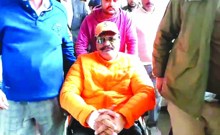 कोर्ट जाते प्रणव सिंह चैम्पियन कोर्ट जाते प्रणव सिंह चैम्पियन
