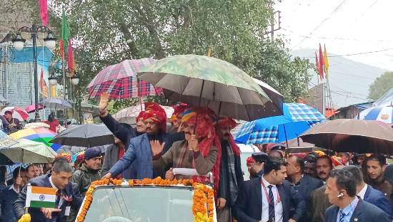राजदेवता माधोराय के मंदिर में पूजा करते हुए मुख्यमंत्री सुखविदर सिंह सुक्खू, राजदेवता माधोराय की जलेब में छाता लेकर शामिल सीएम एवं झूमते नाचते देवलू।