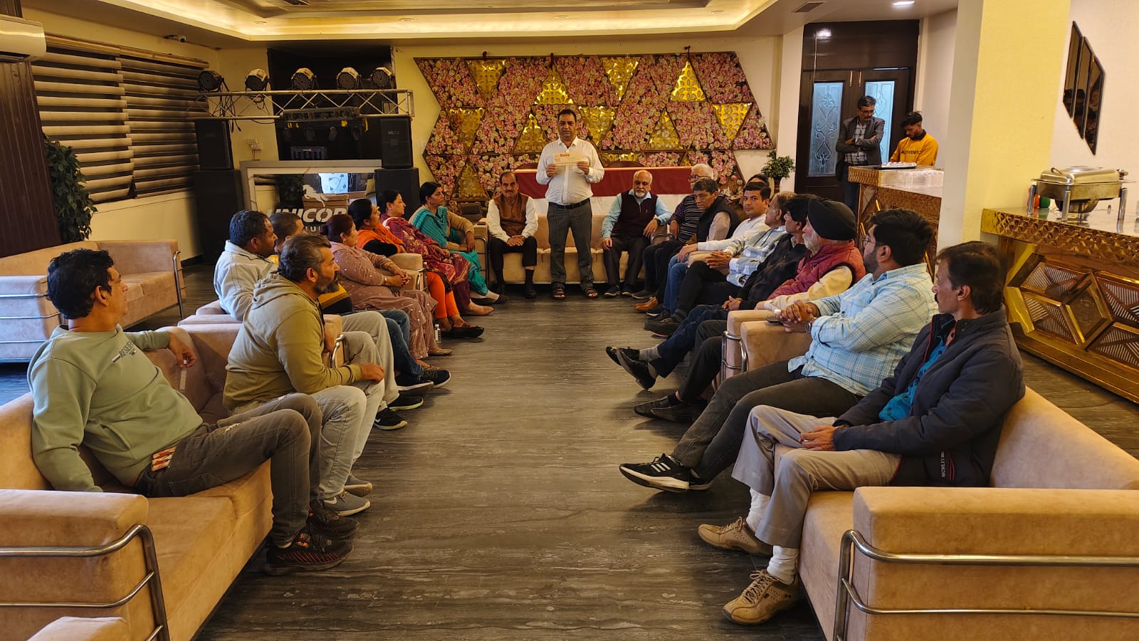पंजाबी समाज उत्तर प्रदेश महानगर व जिला की बैठक में उपिस्थत पदाधिकारी। पंजाबी समाज उत्तर प्रदेश महानगर व जिला की बैठक में उपिस्थत पदाधिकारी।