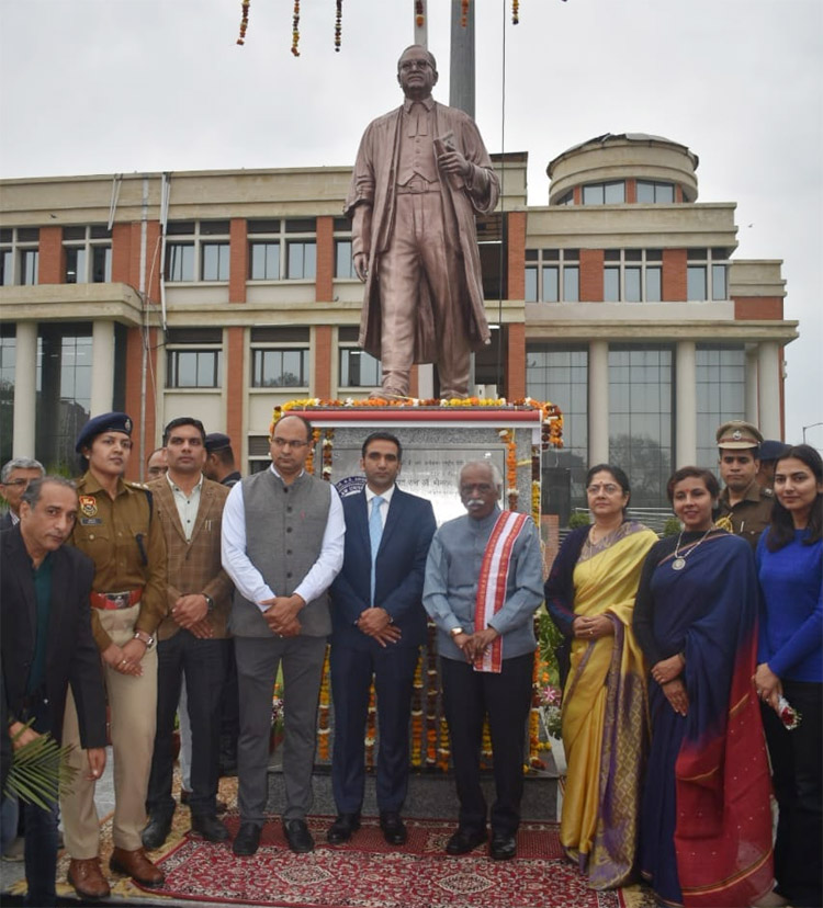 सोनीपत: हरियाणा के राज्यपाल बंडारू दत्तात्रेय ने डॉ. भीमराव आंबेडकर की प्रतिमा का लोकार्पण किया। सोनीपत: हरियाणा के राज्यपाल बंडारू दत्तात्रेय ने डॉ. भीमराव आंबेडकर की प्रतिमा का लोकार्पण किया।