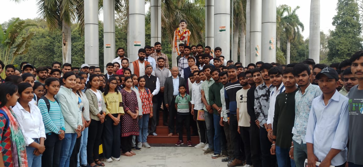 आज़ाद कि निर्भीकता और आत्मविश्वास देख अचरज में पड़ा ब्रिटिश जज आज़ाद कि निर्भीकता और आत्मविश्वास देख अचरज में पड़ा ब्रिटिश जज