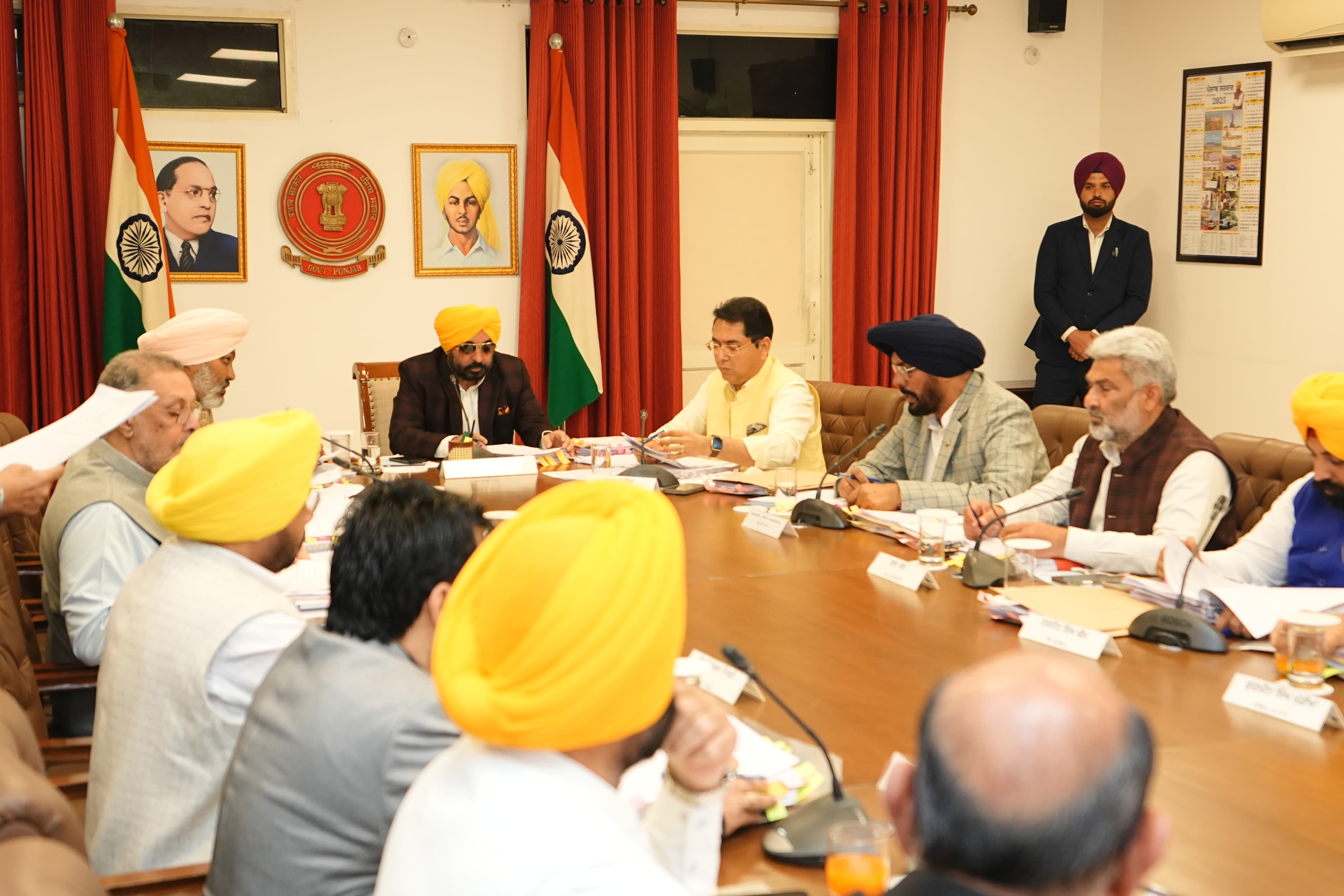 पंजाब के मुख्यमंत्री भगवंत मान मंत्रिमंडल की बैठक करते हुए पंजाब के मुख्यमंत्री भगवंत मान मंत्रिमंडल की बैठक करते हुए