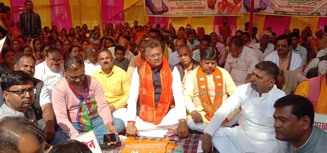 धरना पर बैठे सांसद मनीष जायसवाल धरना पर बैठे सांसद मनीष जायसवाल