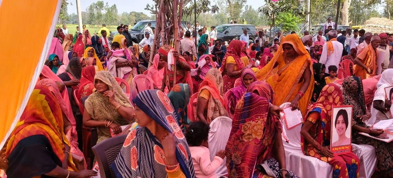 बैठक में मौजूद महिलाओं कीतस्वीर बैठक में मौजूद महिलाओं कीतस्वीर