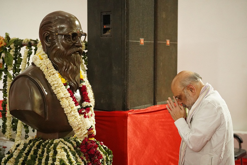 नानाजी देशमुख को नमन करते हुए अमित शाह नानाजी देशमुख को नमन करते हुए अमित शाह