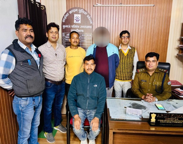 एसटीएफ की गिरफ्त में पकड़ा गया आराेपित और पकड़ने वाली टीम के सदस्य। एसटीएफ की गिरफ्त में पकड़ा गया आराेपित और पकड़ने वाली टीम के सदस्य।