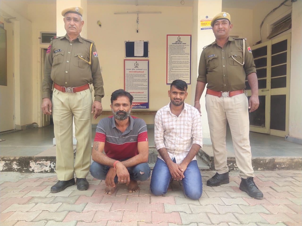 प्रतिबंधित काली खैर की बेशकीमती लकड़ियों का परिवहन करते दो आरोपी गिरफ्तार प्रतिबंधित काली खैर की बेशकीमती लकड़ियों का परिवहन करते दो आरोपी गिरफ्तार