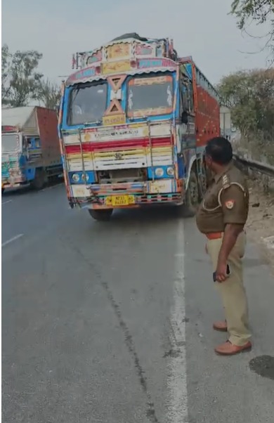 चेकिंग करते ट्रैफिक पुलिस कर्मी चेकिंग करते ट्रैफिक पुलिस कर्मी