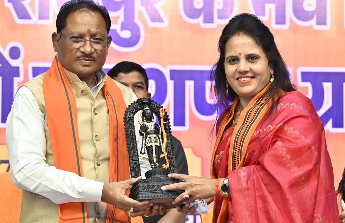 मुख्यमंत्री साय महापाैर मीनल चाैबे काे भगवान श्री राम का स्मृति चिन्ह भेंट करते मुख्यमंत्री साय महापाैर मीनल चाैबे काे भगवान श्री राम का स्मृति चिन्ह भेंट करते