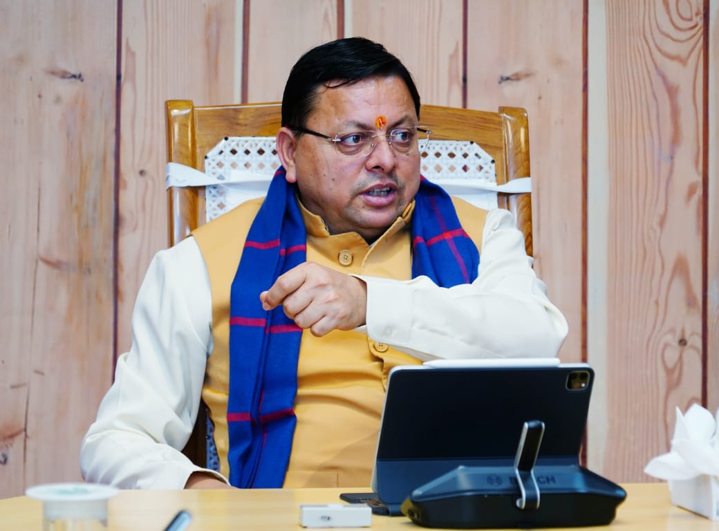 मुख्यमंत्री पुष्कर सिंह धामी उच्चाधिकारियों के साथ बैठक करते। मुख्यमंत्री पुष्कर सिंह धामी उच्चाधिकारियों के साथ बैठक करते।