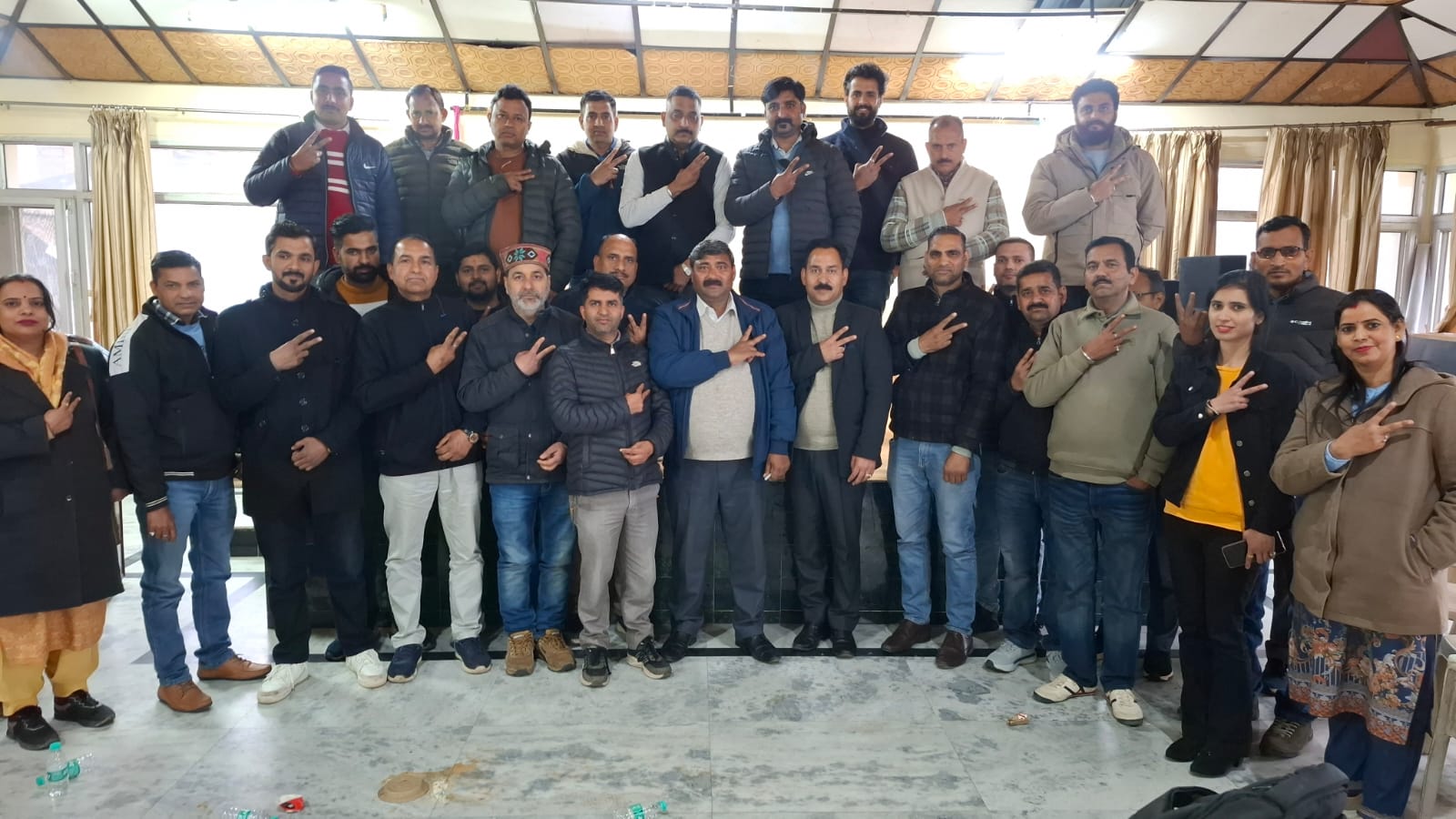 धर्मशाला में विरोध जताते हुए पटवारी आए कानूनगो संघ के सदस्य। धर्मशाला में विरोध जताते हुए पटवारी आए कानूनगो संघ के सदस्य।