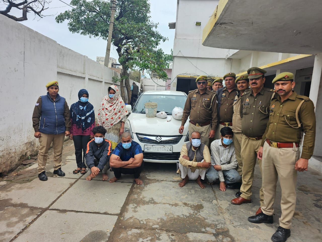 पुलिस द्वारा पकड़े गए आरोपी पुलिस द्वारा पकड़े गए आरोपी